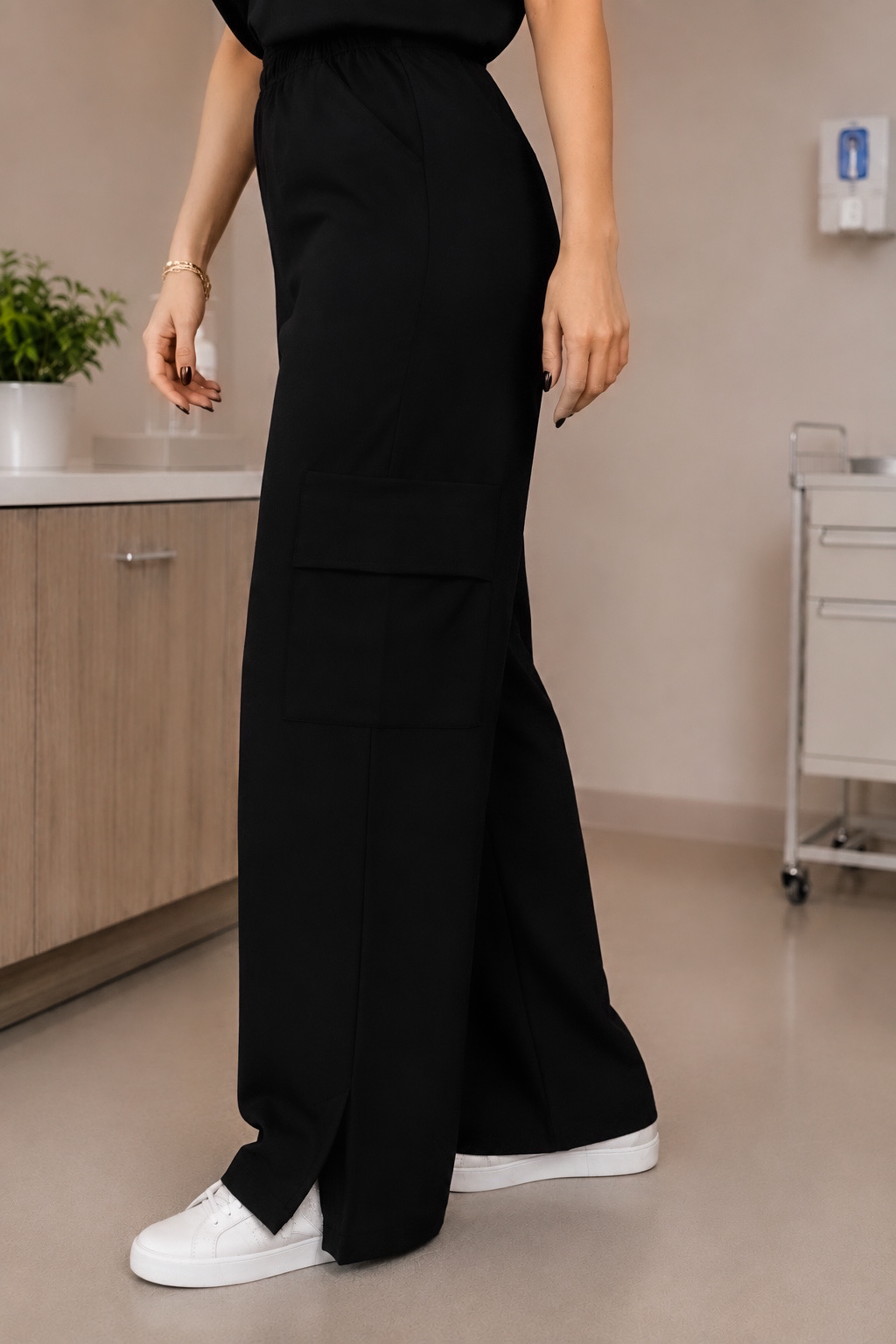 Model in GLEVO Essential Set Black workwear