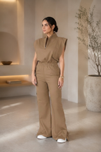 Model in GLEVO Essential Set Warm Taupe workwear